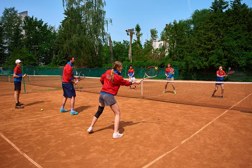 Спортивная группа по теннису в спортивном комплексе (теннисный) спортивного центра (Песчаная)