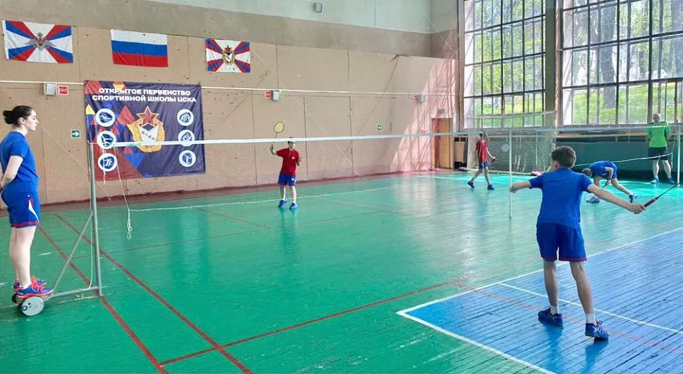 Спортивная группа по бадминтону в спортивном комплексе (теннисный) спортивного центра (Песчаная)